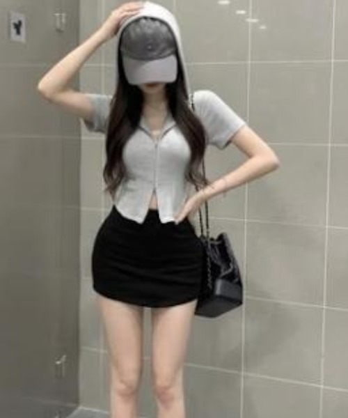 Emilie(エミリー)の「シンプルクロップド丈パーカー(パーカー・レディース・ブラック/グレー・FREE)」の7枚目の写真