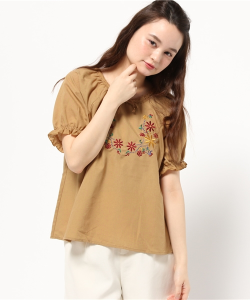 earth music&ecology（アースミュージックアンドエコロジー）の「【2016Summer】刺繍スモックプルオーバー（シャツ/ブラウス・レディース・オフホワイト/ライトブラウン/ブラック・FREE）」の3枚目の写真