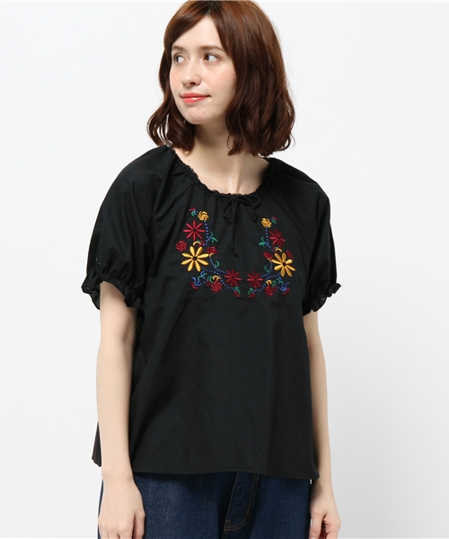 earth music&ecology（アースミュージックアンドエコロジー）の「【2016Summer】刺繍スモックプルオーバー（シャツ/ブラウス・レディース・オフホワイト/ライトブラウン/ブラック・FREE）」の2枚目の写真