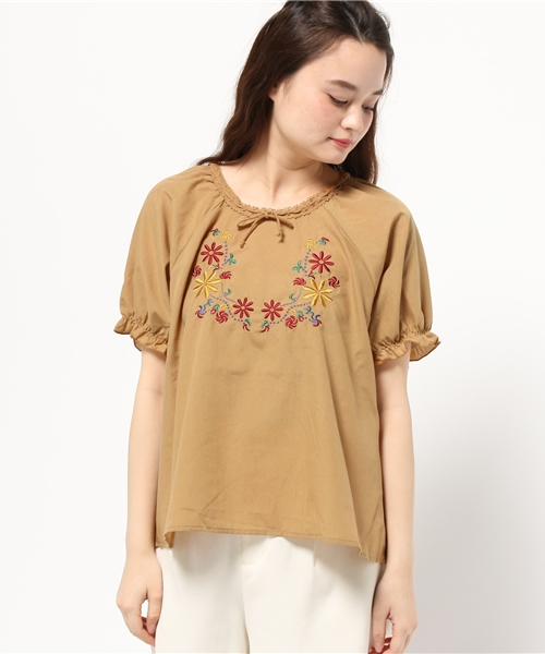 earth music&ecology（アースミュージックアンドエコロジー）の「【2016Summer】刺繍スモックプルオーバー（シャツ/ブラウス・レディース・オフホワイト/ライトブラウン/ブラック・FREE）」の4枚目の写真