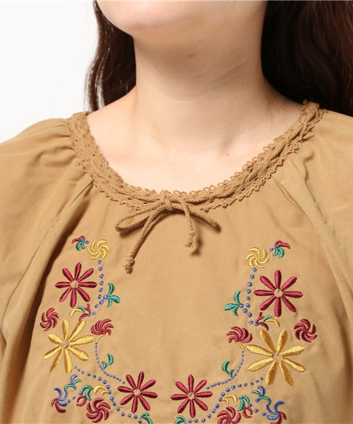 earth music&ecology（アースミュージックアンドエコロジー）の「【2016Summer】刺繍スモックプルオーバー（シャツ/ブラウス・レディース・オフホワイト/ライトブラウン/ブラック・FREE）」の7枚目の写真