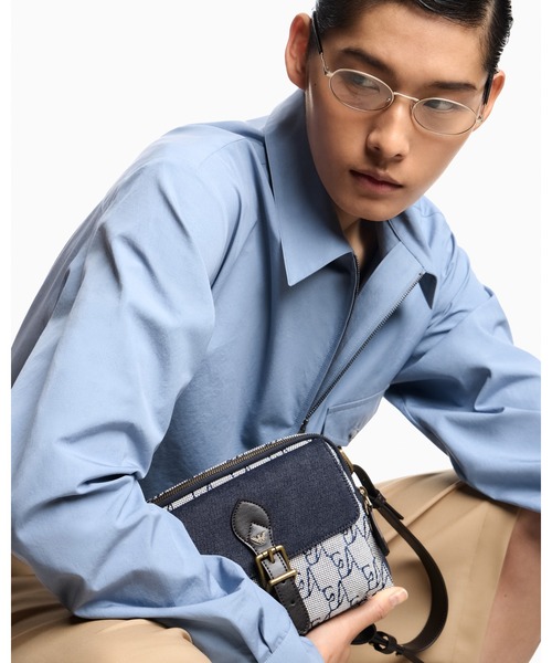 EMPORIO ARMANI（エンポリオアルマーニ）の「【エンポリオ アルマーニ】モノグラム キャンバス クロスボディバッグ バックル付き（ショルダーバッグ・メンズ・インディゴブルー/ベージュ・FREE）」の10枚目の写真
