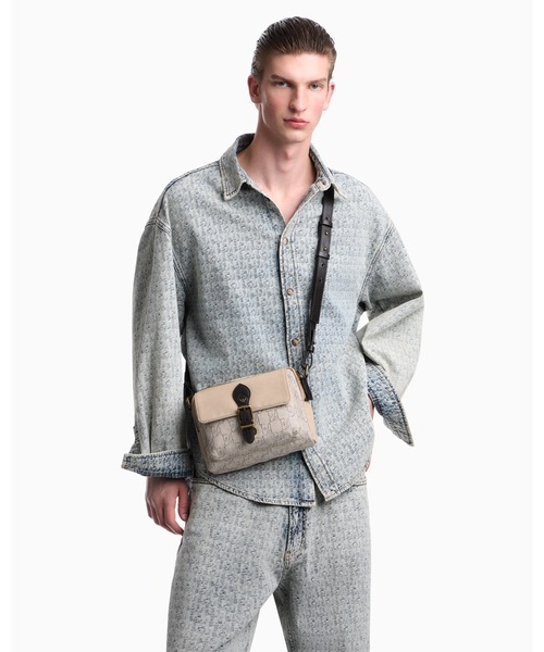 EMPORIO ARMANI（エンポリオアルマーニ）の「【エンポリオ アルマーニ】モノグラム キャンバス クロスボディバッグ バックル付き（ショルダーバッグ・メンズ・インディゴブルー/ベージュ・FREE）」の4枚目の写真