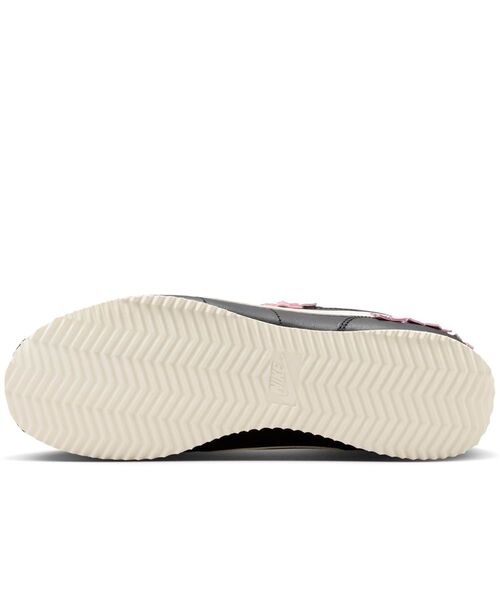 NIKE(ナイキ)の「ナイキ コルテッツ レザー ウィメンズシューズ / Nike Cortez Leather Women's Shoes IV5675-001 Black(スニーカー・レディース・ブラック・23.5/25/22.5/24.5/24/23/26/25.5)」の9枚目の写真