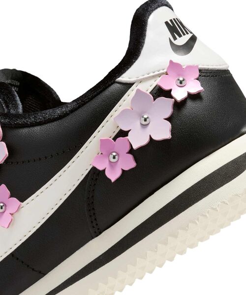 NIKE（ナイキ）の「ナイキ コルテッツ レザー ウィメンズシューズ / Nike Cortez Leather Women's Shoes IV5675-001 Black（スニーカー・レディース・ブラック・23.5/25/22.5/24.5/24/23/26/25.5）」の15枚目の写真