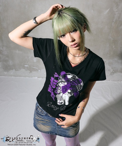 BETTY BOOP(ベティ・ブープ)の「≪Betty Boop(TM)/ベティー ブープ(TM)≫VネックTシャツ(Tシャツ/カットソー・レディース・オフホワイト/ブラック・ONESIZE)」の5枚目の写真