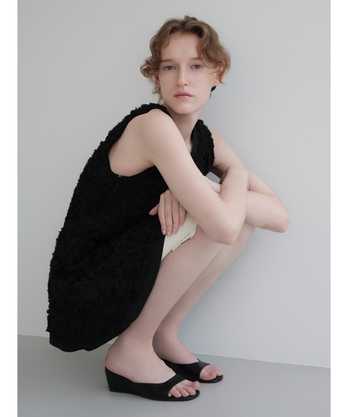 AMOMMA（アモマ）の「FLORAL TEXTURED DRESS（その他トップス・レディース・ブラック/アイボリー・FREE）」の4枚目の写真