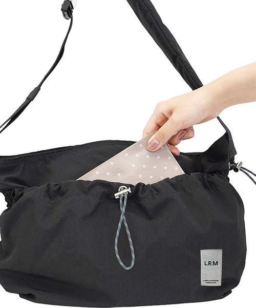 L.R.M(エルアールエム)の「L.R.M ドロストサイド絞りショルダー(ショルダーバッグ・レディース・ライトグレー/ブラック/ライトベージュ・FREE)」の9枚目の写真