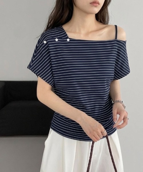 LADY LIKE（レディライク）の「ボタンデザインボーダー柄肩出しトップス（Tシャツ/カットソー・レディース・グレー/ブラック/ネイビー/ホワイト・M）」の4枚目の写真