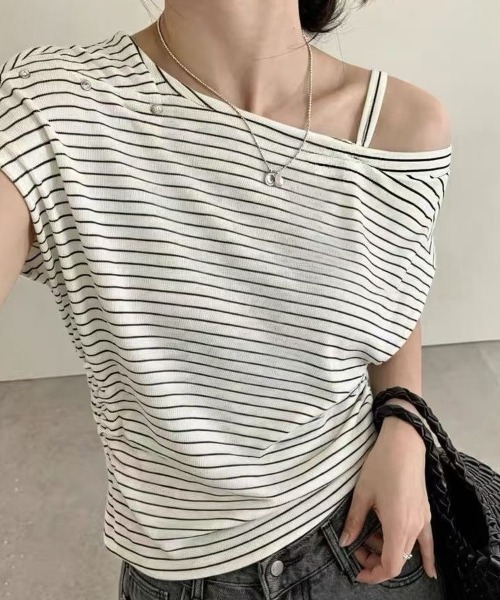 LADY LIKE（レディライク）の「ボタンデザインボーダー柄肩出しトップス（Tシャツ/カットソー・レディース・グレー/ブラック/ネイビー/ホワイト・M）」の2枚目の写真