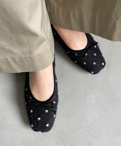 FLAT(フラット)の「《WEB+天神店限定》スクエアドットレースバレエ(バレエシューズ・レディース・ブラック×ブラック/ベージュ・24cm/23.5cm/25cm/23cm/22.5cm/24.5cm/22cm)」の2枚目の写真