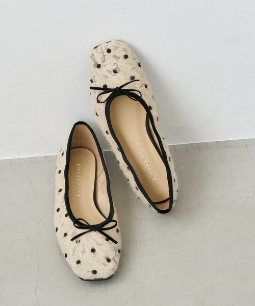 FLAT(フラット)の「《WEB+天神店限定》スクエアドットレースバレエ(バレエシューズ・レディース・ブラック×ブラック/ベージュ・24cm/23.5cm/25cm/23cm/22.5cm/24.5cm/22cm)」の1枚目の写真