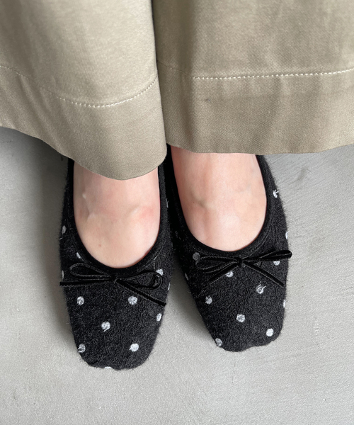 FLAT(フラット)の「《WEB+天神店限定》スクエアドットレースバレエ(バレエシューズ・レディース・ブラック×ブラック/ベージュ・24cm/23.5cm/25cm/23cm/22.5cm/24.5cm/22cm)」の20枚目の写真