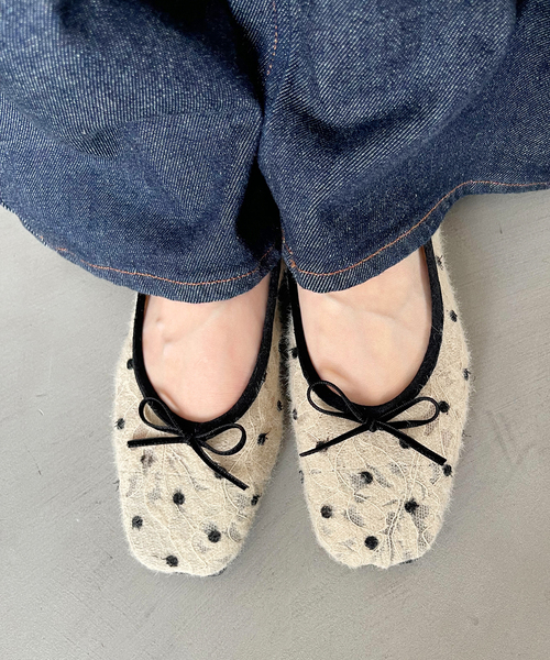 FLAT(フラット)の「《WEB+天神店限定》スクエアドットレースバレエ(バレエシューズ・レディース・ブラック×ブラック/ベージュ・24cm/23.5cm/25cm/23cm/22.5cm/24.5cm/22cm)」の12枚目の写真