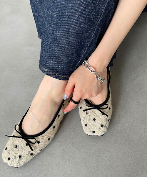 FLAT(フラット)の「《WEB+天神店限定》スクエアドットレースバレエ(バレエシューズ・レディース・ブラック×ブラック/ベージュ・24cm/23.5cm/25cm/23cm/22.5cm/24.5cm/22cm)」の14枚目の写真