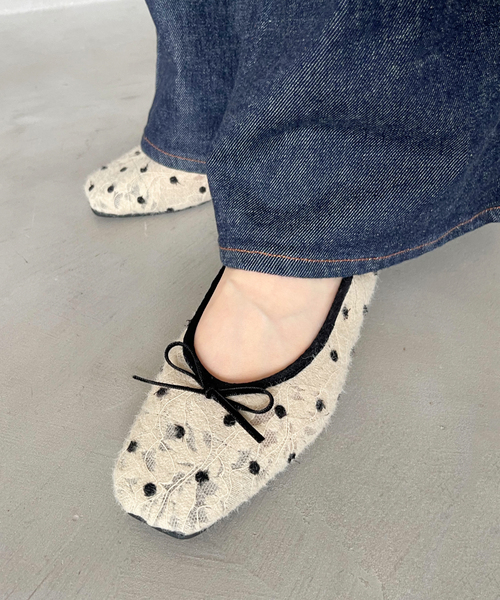 FLAT(フラット)の「《WEB+天神店限定》スクエアドットレースバレエ(バレエシューズ・レディース・ブラック×ブラック/ベージュ・24cm/23.5cm/25cm/23cm/22.5cm/24.5cm/22cm)」の15枚目の写真
