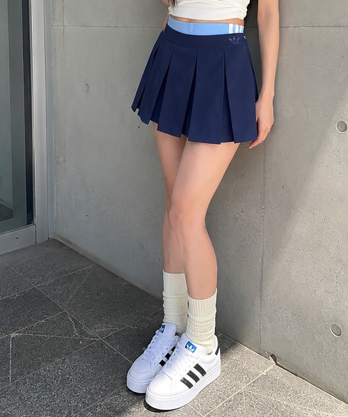 adidas(アディダス)の「【adidas/アディダス】レイヤード風プリーツミニスカート(スカート・レディース・インディゴブルー/ブラウン・M)」の1枚目の写真