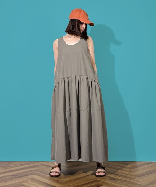 MAISON SELECT(メゾンセレクト)の「7E17 ノースリーブ ティアードフレアワンピース(ワンピース・レディース・カーキ/ベージュ/ブラック・FREE)」の1枚目の写真