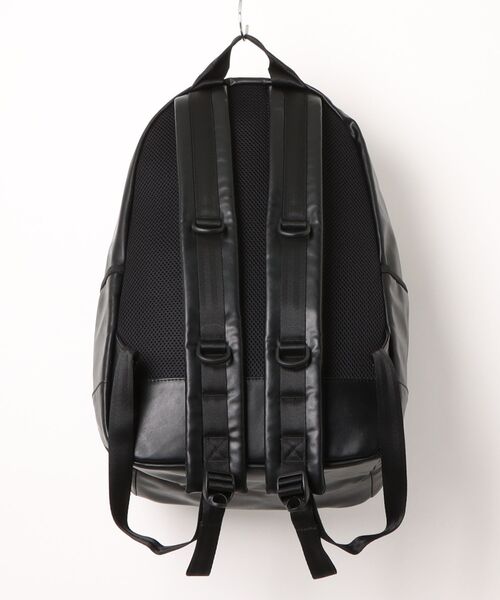 NEW ERA（ニューエラ）の「【NEW ERA/ニューエラ】ライトパック 27L シンセティックレザー ブラック（バックパック/リュック・メンズ・ブラック・FREE）」の2枚目の写真