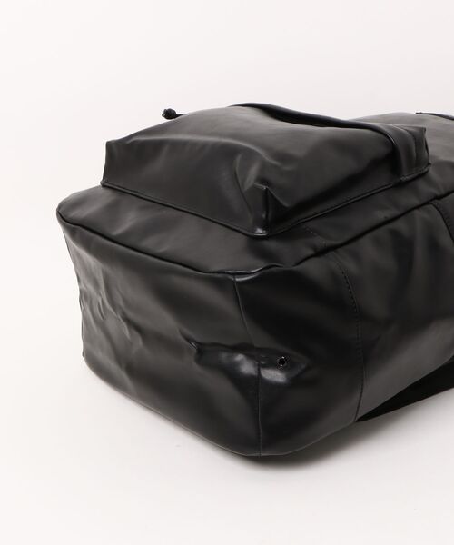 NEW ERA（ニューエラ）の「【NEW ERA/ニューエラ】ライトパック 27L シンセティックレザー ブラック（バックパック/リュック・メンズ・ブラック・FREE）」の3枚目の写真