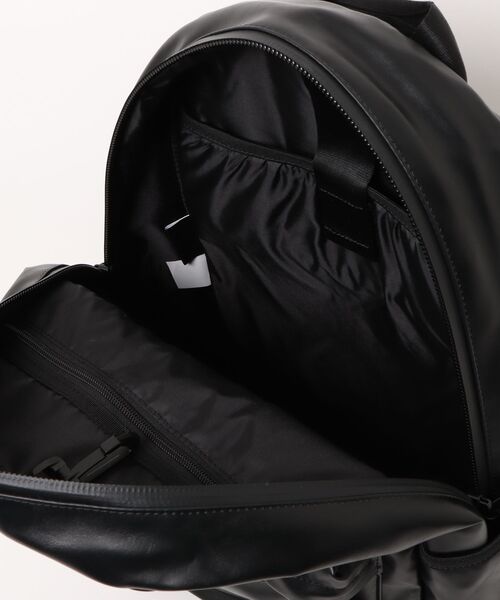 NEW ERA（ニューエラ）の「【NEW ERA/ニューエラ】ライトパック 27L シンセティックレザー ブラック（バックパック/リュック・メンズ・ブラック・FREE）」の4枚目の写真