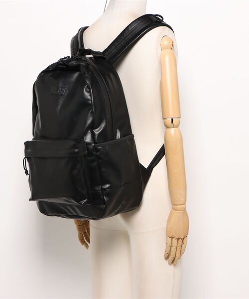 NEW ERA（ニューエラ）の「【NEW ERA/ニューエラ】ライトパック 27L シンセティックレザー ブラック（バックパック/リュック・メンズ・ブラック・FREE）」の5枚目の写真