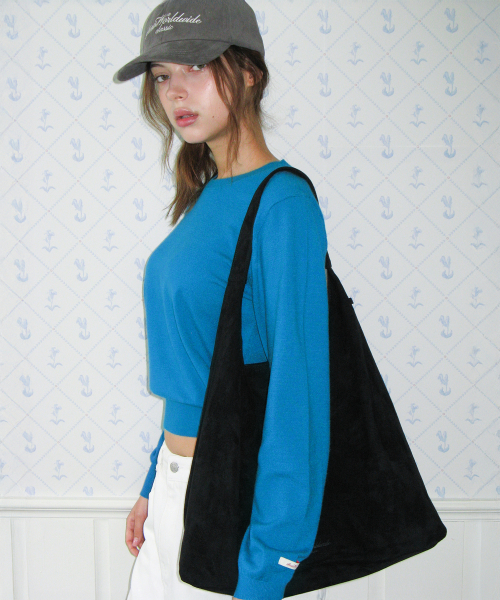 AMESWORLDWIDE（アメスワールドワイド）の「CLASSIC SUEDE SHOULDER BAG BLACK（ショルダーバッグ・レディース・その他・FREE）」の2枚目の写真