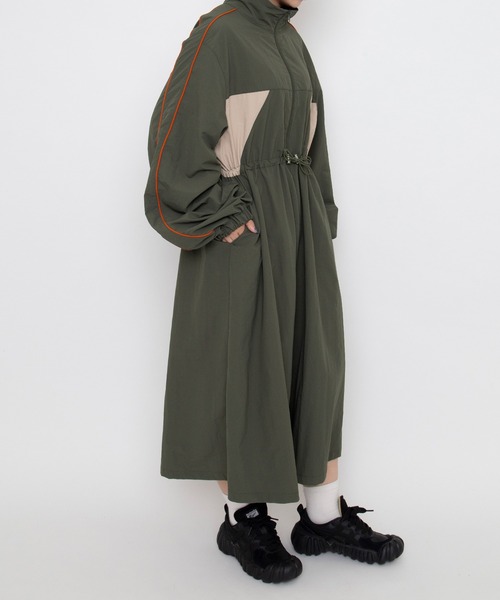 PUNYUS(プニュズ)の「【NEW SIZE】切り替えナイロンワンピース(ワンピース・レディース・カーキ/ネイビー/ブラック・5/3/4/2/1)」の9枚目の写真
