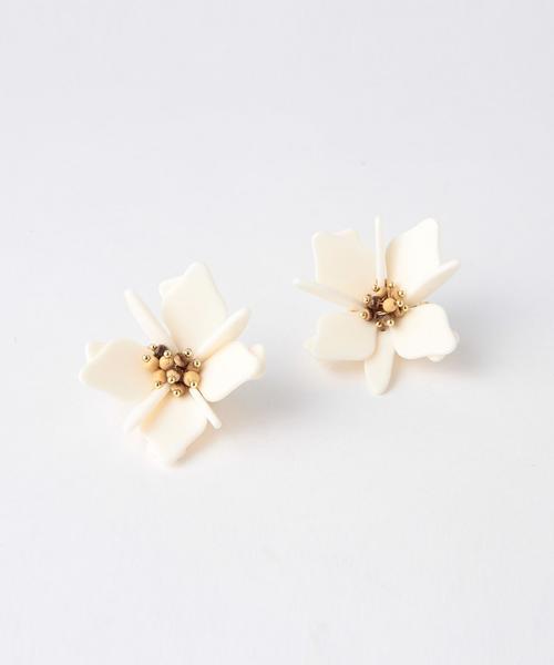 Another Edition（アナザーエディション）の「フラワーイヤリング/AEBFC Flower ER（イヤリング・レディース・オフホワイト/ライム・FREE）」の2枚目の写真