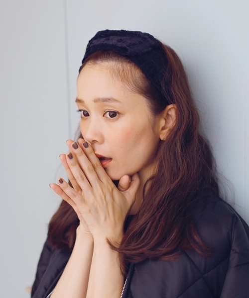 Khaju(カージュ)の「Khaju: ベロアヘアバンド(ヘアバンド・レディース・ベージュ/ネイビー・ONE SIZE)」の2枚目の写真