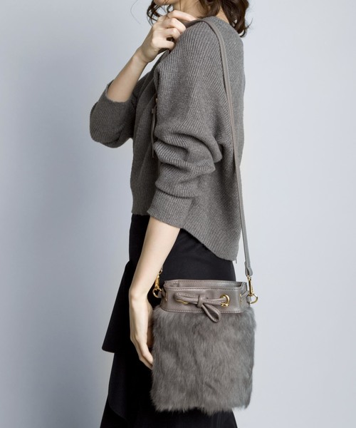 PLAIN CLOTHING(プレーンクロージング)の「ファー巾着ショルダーバッグ【PLAIN CLOTHING】(ショルダーバッグ・レディース・グレー/ブラック/ボルドー・FREE)」の3枚目の写真
