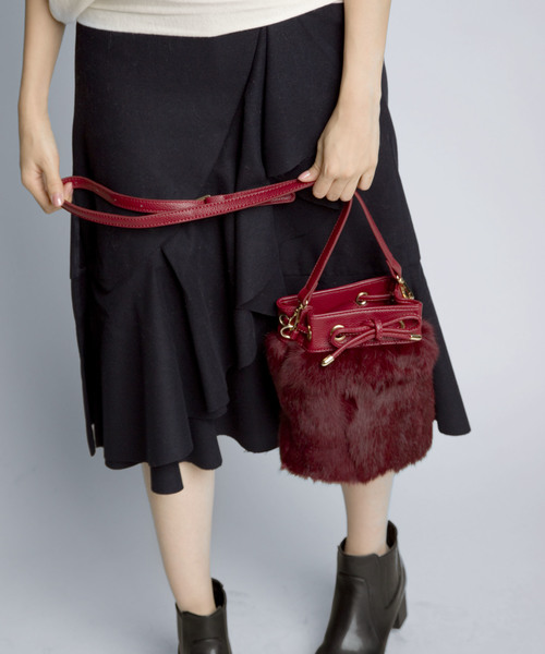 PLAIN CLOTHING(プレーンクロージング)の「ファー巾着ショルダーバッグ【PLAIN CLOTHING】(ショルダーバッグ・レディース・グレー/ブラック/ボルドー・FREE)」の1枚目の写真
