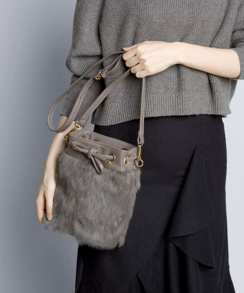 PLAIN CLOTHING(プレーンクロージング)の「ファー巾着ショルダーバッグ【PLAIN CLOTHING】(ショルダーバッグ・レディース・グレー/ブラック/ボルドー・FREE)」の15枚目の写真