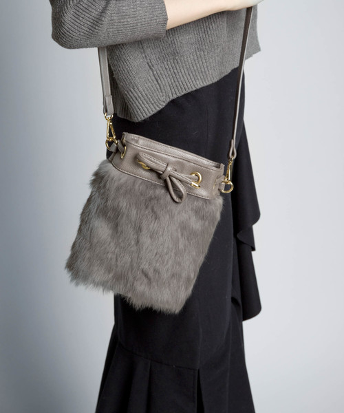 PLAIN CLOTHING(プレーンクロージング)の「ファー巾着ショルダーバッグ【PLAIN CLOTHING】(ショルダーバッグ・レディース・グレー/ブラック/ボルドー・FREE)」の16枚目の写真
