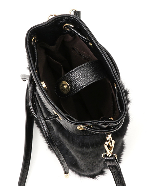 PLAIN CLOTHING(プレーンクロージング)の「ファー巾着ショルダーバッグ【PLAIN CLOTHING】(ショルダーバッグ・レディース・グレー/ブラック/ボルドー・FREE)」の5枚目の写真