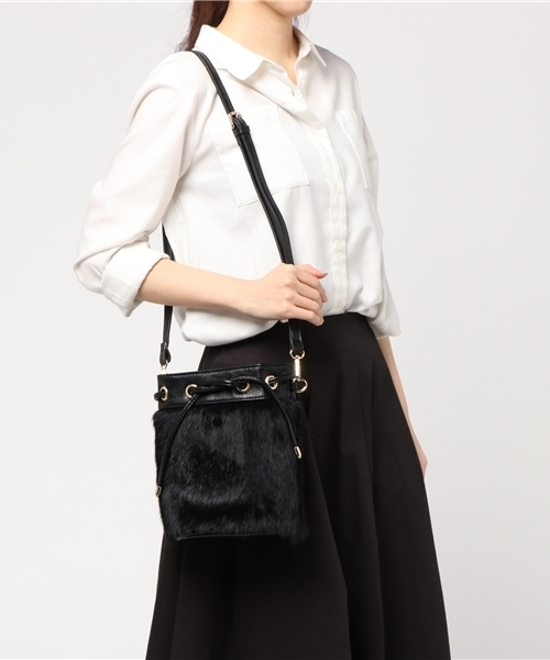 PLAIN CLOTHING(プレーンクロージング)の「ファー巾着ショルダーバッグ【PLAIN CLOTHING】(ショルダーバッグ・レディース・グレー/ブラック/ボルドー・FREE)」の6枚目の写真