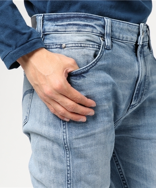 Calvin Klein(カルバン・クライン)の「スカルプテッドテーパードジーンズ(デニムパンツ・メンズ・ブルー・33inch/32inch/31inch/30inch/34inch/29inch)」の2枚目の写真