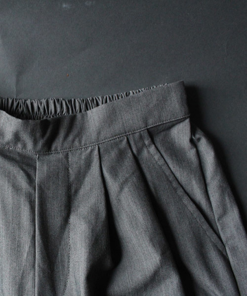 antiqua(アンティカ)の「タックパンツ(その他パンツ・レディース・ブラック/グレー/ベージュ・M)」の5枚目の写真