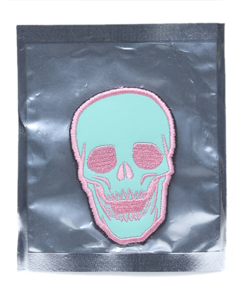 newneu.(ニューニュー)の「▲newneu SKULL(その他小物・メンズ・ホワイト/ゴールド/ライトブルー/その他1・フリー)」の2枚目の写真