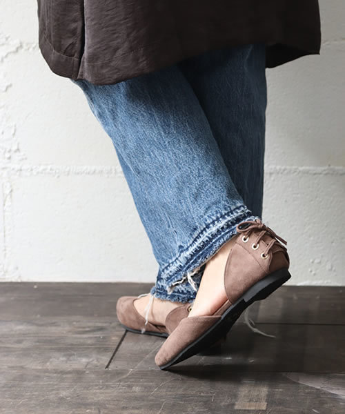 SESTO（セスト）の「かかとレースアップシューズ（パンプス・レディース・ブラック/グレイッシュベージュ/ネイビー/パープル/ダークブラウン/グリーン/レッド/マスタード/グレー・24.5cm/24.0cm/22.5cm/25.0cm/23.5cm/23.0cm/22.0cm）」の4枚目の写真