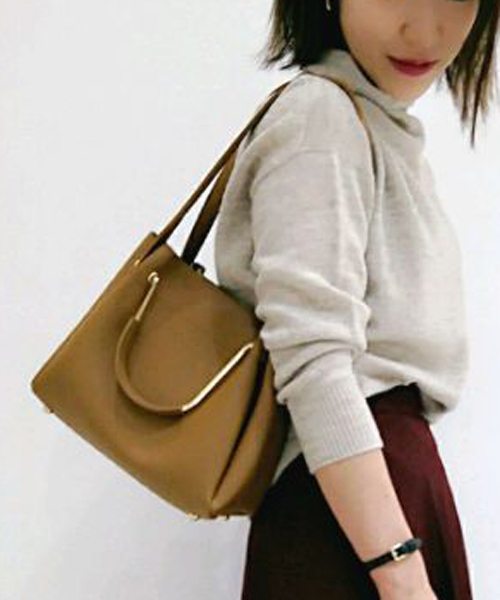 RIVE DROITE（リヴドロワ）の「メタル2WayトートM（ショルダーバッグ・レディース・ブラウン/グレー/レッド・MEDIUM）」の2枚目の写真