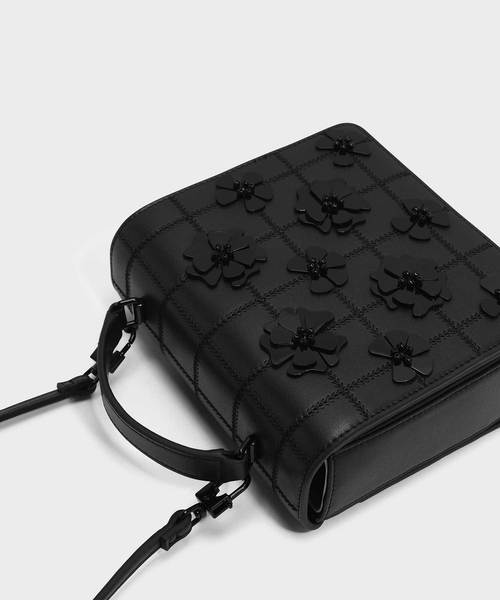 CHARLES & KEITH（チャールズ & キース）の「キルトフロントフラップバッグ / QUILTED FRONT FLAP BAG（ハンドバッグ・レディース・ブラック/グリーン・M）」の3枚目の写真