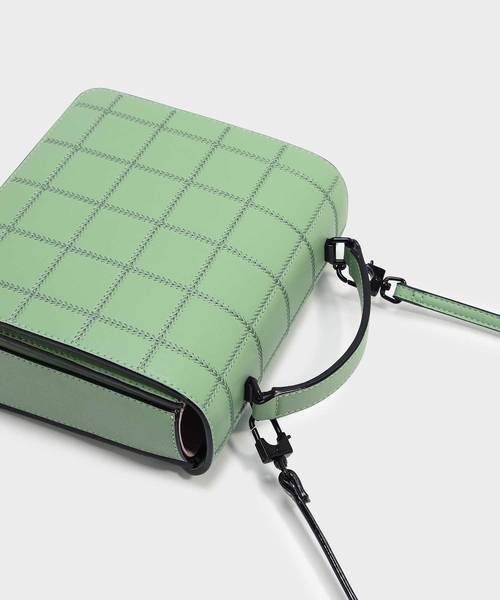 CHARLES & KEITH（チャールズ & キース）の「キルトフロントフラップバッグ / QUILTED FRONT FLAP BAG（ハンドバッグ・レディース・ブラック/グリーン・M）」の7枚目の写真