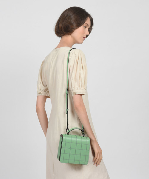 CHARLES & KEITH（チャールズ & キース）の「キルトフロントフラップバッグ / QUILTED FRONT FLAP BAG（ハンドバッグ・レディース・ブラック/グリーン・M）」の10枚目の写真