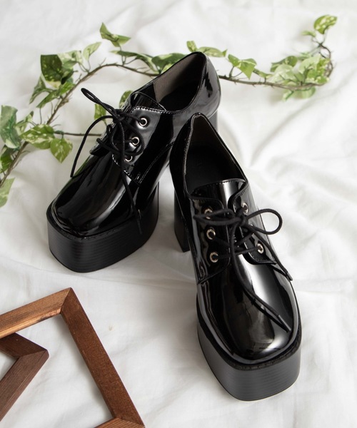 WEGO（ウィゴー）の「WEGO/レースアップボリュームヒールスクエアトゥシューズ（ドレスシューズ・レディース・ブラック/ライトベージュ/ブラック系その他・LARGE/MEDIUM）」の2枚目の写真