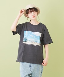 CUBE SUGAR（キューブシュガー）の「天竺 パッケージ プリント クルーネック（Tシャツ/カットソー）」