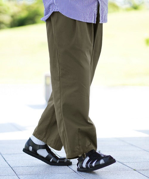 anown(アノン)の「ワイドシルエット イージーツイルチノパンツ【ファッションインフルエンサー つぐ吉×anown 限定コラボ】(スラックス・メンズ・ダークグリーン/ベージュ・M/L)」の2枚目の写真