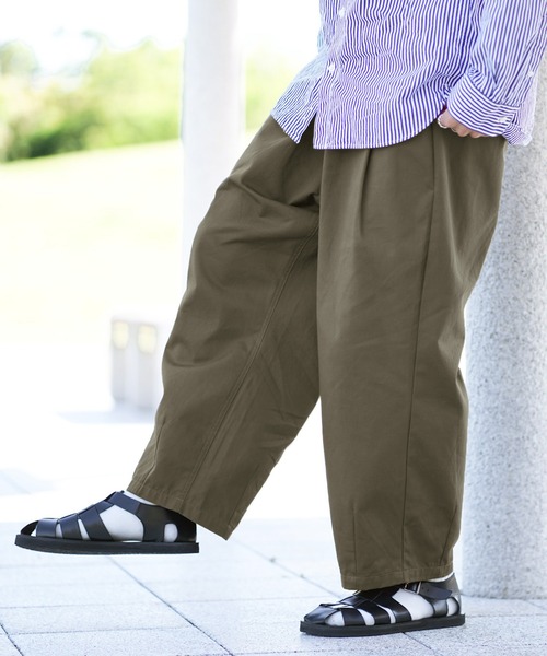 anown(アノン)の「ワイドシルエット イージーツイルチノパンツ【ファッションインフルエンサー つぐ吉×anown 限定コラボ】(スラックス・メンズ・ダークグリーン/ベージュ・M/L)」の12枚目の写真