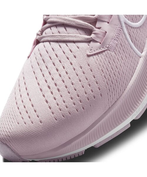 NIKE（ナイキ）の「ナイキ エア ズーム ペガサス 38 ウィメンズ ロード ランニングシューズ / Nike Air Zoom Pegasus 38 Women's Running Shoe（スニーカー・レディース・ブラック/ホワイト/ピンク系その他・26/23.5/24/25.5/22.5/23/25/26.5/24.5）」の19枚目の写真