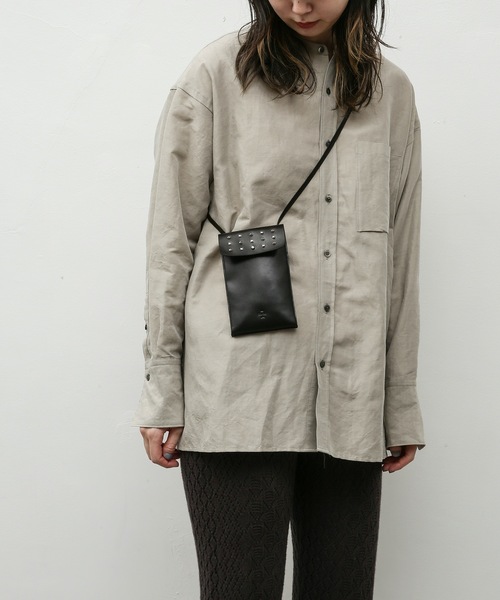 20/80（テゥエンティーエイティー）の「【20/80】トゥエンティーエイティー/TOCHIGI LEATHER SHOULDER POUCH WITH STUDS（ショルダーバッグ・レディース・ブラック/ベージュ・FREE）」の5枚目の写真